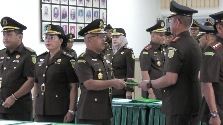 Upacara Pelantikan dan Serah Terima Kepala Kejaksaan Negeri Padang dari Mhd. Fatria, S.H., M.H. kepada Dr. Aliansyah, S.H., M.H.