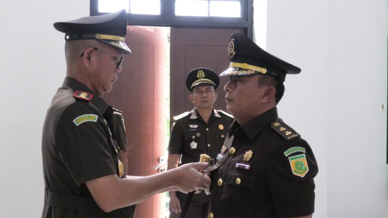Kajari Padang Lantik Kasi Intelijen Kejari Padang Erianto