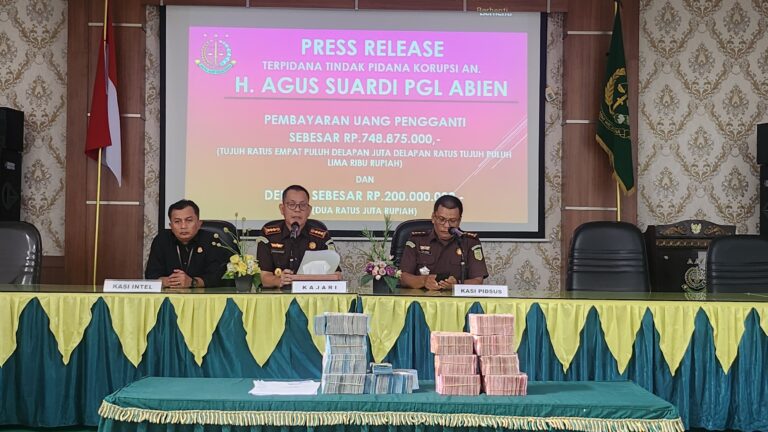 Kejari Padang Terima Uang Pengganti Rp. 948 Juta dari Perkara Tipikor KONI Padang