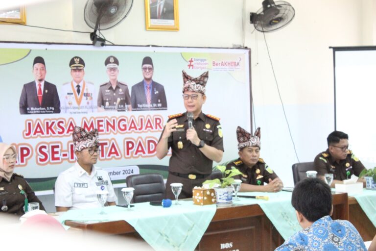 Kajari Padang Dr.Aliansyah, S.H., M.H. mengahar di SMP N 7 Padang dalam Program Jaksa Mengajar
